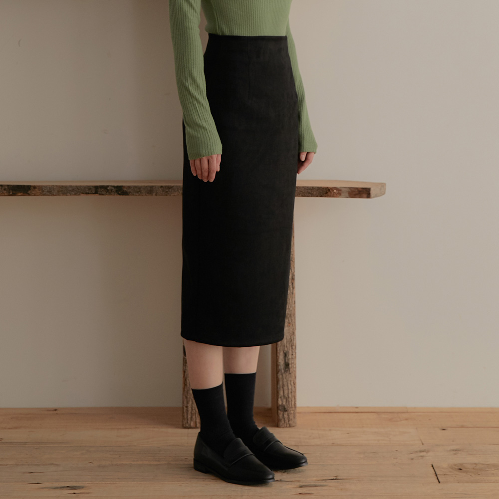 a chued black slit skirt